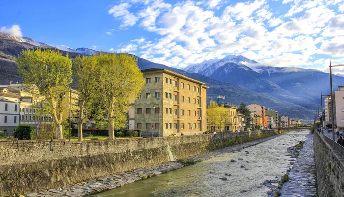 Lavorare da Sondrio: perché sempre più professionisti scelgono un residence invece di un hotel