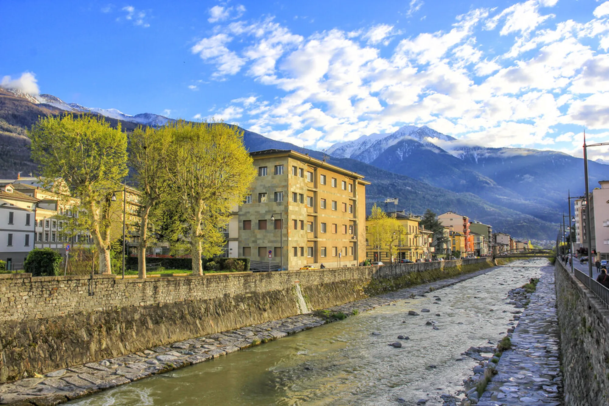 Lavorare da Sondrio: perché sempre più professionisti scelgono un residence invece di un hotel